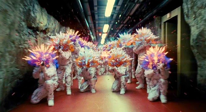 Kingsman_cena da explosao de cabeças