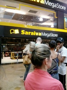 Fila da Saraiva para comprar ingresso do show do Maroon 5