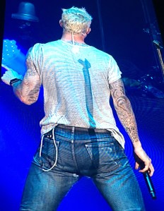 Calça rasgada Adam Levine
